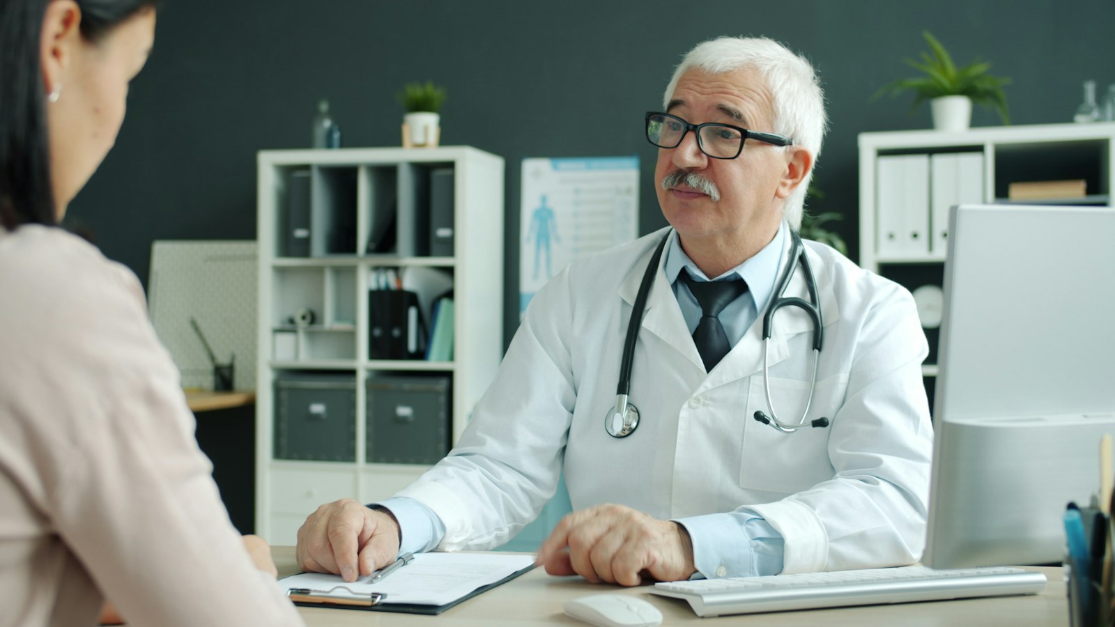 Arzt im persönlichen Gespräch mit einer Patientin